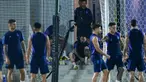 Penyerang Argentina, Lionel Messi (tengah) memakai sepatu saat mengikuti sesi latihan di Doha, Qatar, Sabtu, 17 Desember 2022. Argentina akan melawan Prancis pada final Piala Dunia 2022 di Stadion Lusail Iconic, Minggu (18/12). (AP Photo/Manu Fernandez)