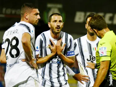 Bek Juventus, Leonardo Bonucci, melakukan protes saat melawan Crotone pada laga Liga Italia di Stadion Ezio Scida, Minggu (18/10/2020). Kedua tim bermain imbang 0-0. (Francesco Mazzitello/LaPresse via AP)
