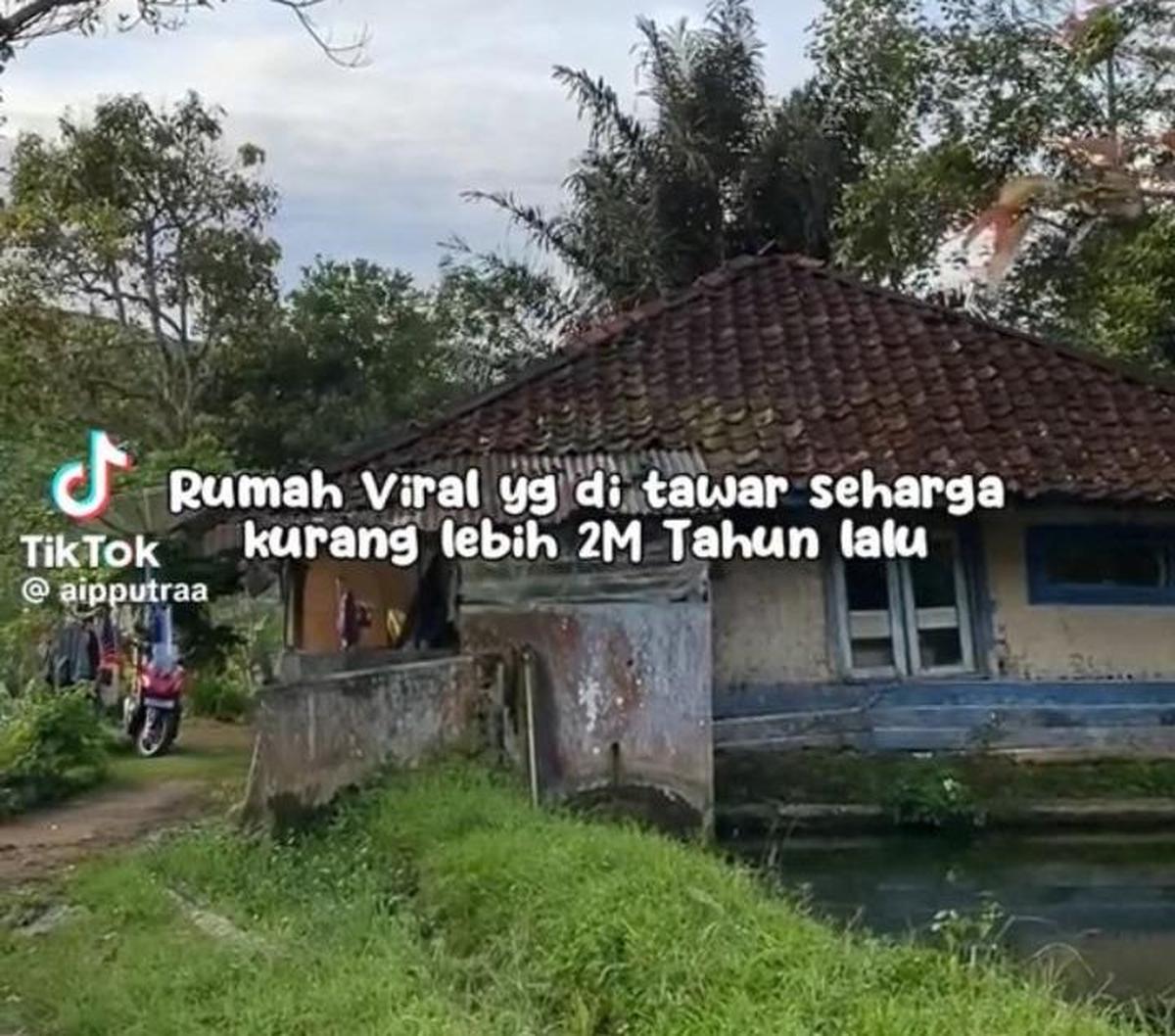 Di awal video, akun TikTok @aipputraa mengunggah tampak samping rumah ini. Ia pun menuliskan "Rumah viral yang ditawar seharga kurang lebih Rp2 M tahun lalu, sekarang gimana ya kondisinya?" ujarnya membuka video.