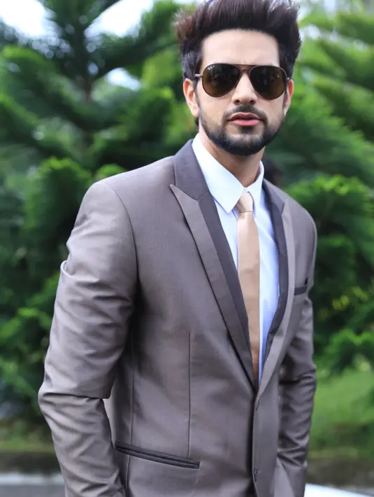 "Sangat mengedepankan efisiensi waktunya. Saya cukup dapat banyak scene dan mereka bekerja dengan maksimal," lanjut Shakti Arora di sela-sela proses syuting FTV berjudul Cinta dari India. (Adrian Putra/Bintang.com)