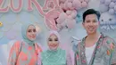 Keluarga Fairuz A Rafiq dan Sonny Septian turut hadir mengenakan busana bermotif warna-warni. [@aurelie.hermansyah].