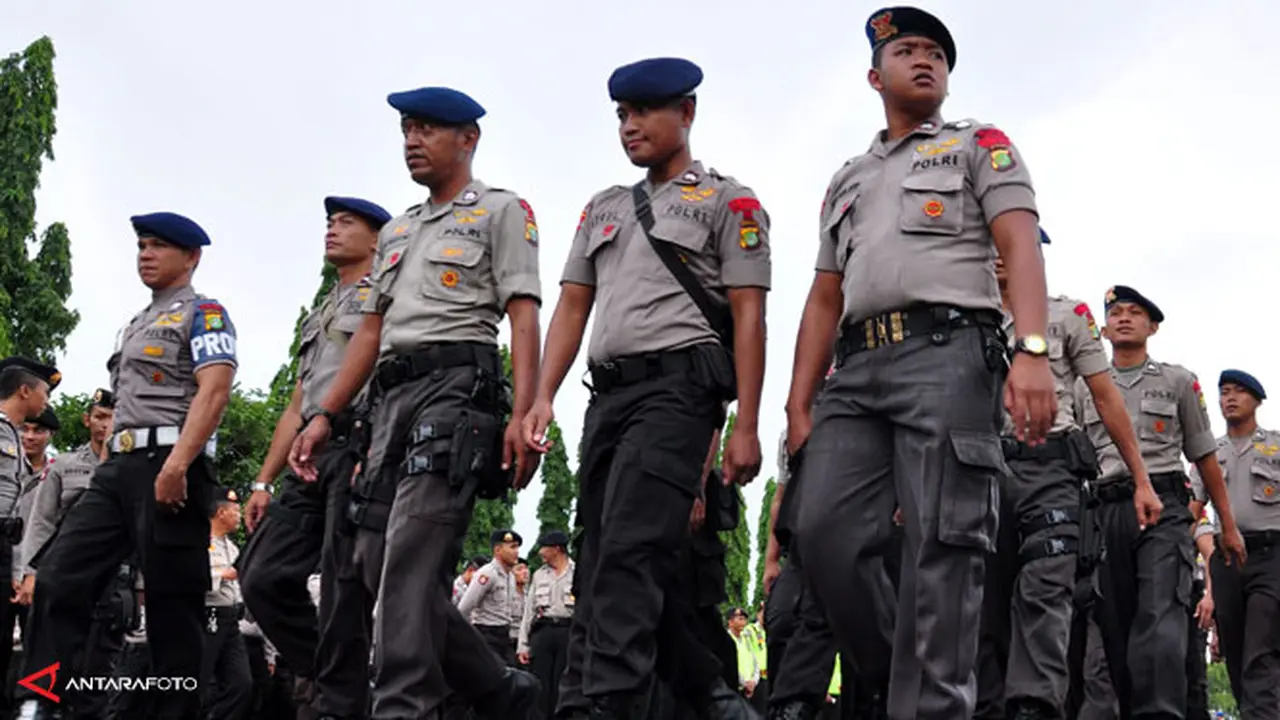 polda-amankan-banjir130123b.jpg