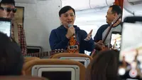 Yovie Widianto dan Kahitna saat tampil di pesawat Garuda Indonesia. (Istimewa/Garuda Indonesia)