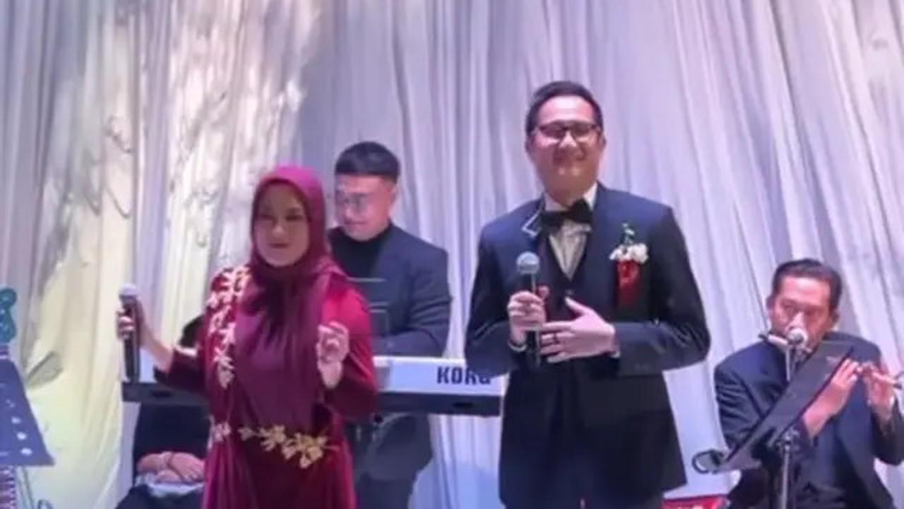 Foto-Foto Aldi Bragi Duet dengan Ikke Nurjanah, Penuh Makna dan Emosional