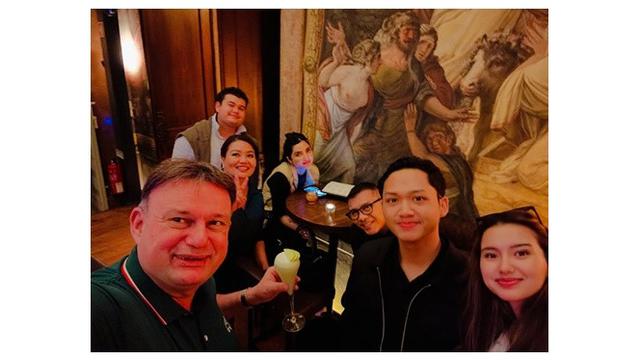 6 Potret Anang-Ashanty Liburan Lebaran di Portugal, Bertemu Keluarga Sarah Menzel