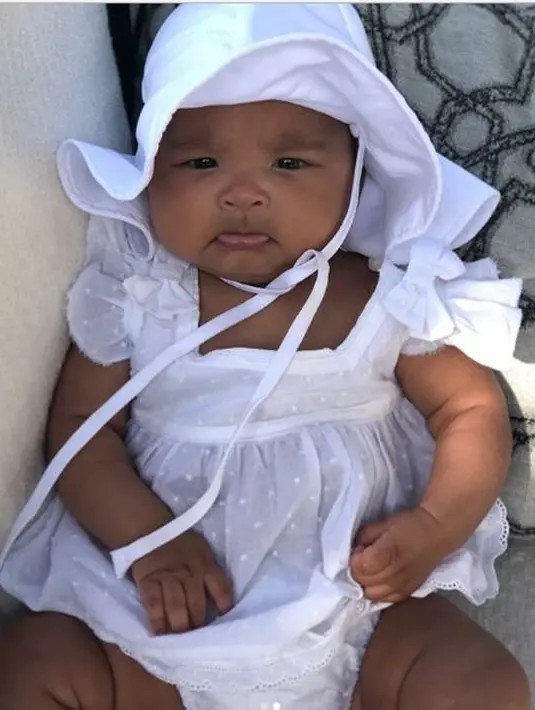 "Khloe sangat suka menjadi ibu usai mengalami perjuangan yang sulit," lanjut sumber itu. (instagram/khloekardashian)