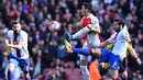 Gelandang Arsenal, Mesut Ozil, berebut bola dengan gelandang Crystal Palace, Yohan Cabaye, pada laga Liga Premier Inggris di Stadion Emirates, London, Minggu (17/4/2016). Kedua tim bermain imbang 1-1. (AFP/Ben Stansall)