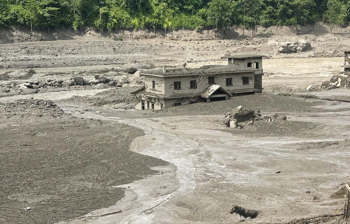 Banjir Bandang Nepal Tewaskan 95 Orang, Ratusan Wisatawan Hilang