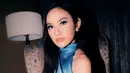 <p>Party look ala Mahalini kali ini dihadirkan dengan gaun satin biru. Gaun halter-neck ini membalut tubuhnya dengan apik, warna birunya pun tampak sempurna dengan tone kulitnya. Foto: Instagram.</p>