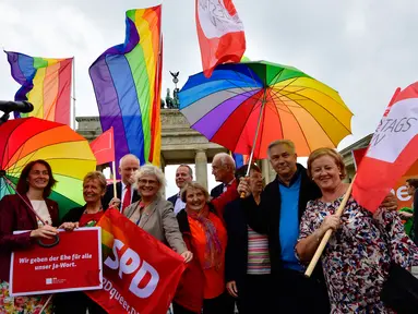 Mantan walikota Berlin Klaus Wowereit saat mengikuti demontrasi kaum LGBT di depan Gerbang Brandenburg di Berlin (30/6). Jerman melegalkan undang-undang pernikahan sesama jenis pada Jumat 30 Juni 2017. (AFP Photo/Tobias Schwarz)