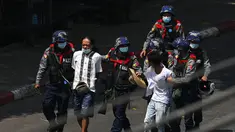 Polisi menangkap orang-orang saat pengunjuk rasa ikut serta dalam unjuk rasa menentang kudeta militer di Yangon, Myanmar, Sabtu (27/2/2021). Negara itu diguncang gelombang protes pro-demokrasi sejak kudeta militer Myanmar menggulingkan kekuasaan Aung San Suu Kyi pada 1 Februari. (Sai Aung Main/AFP)