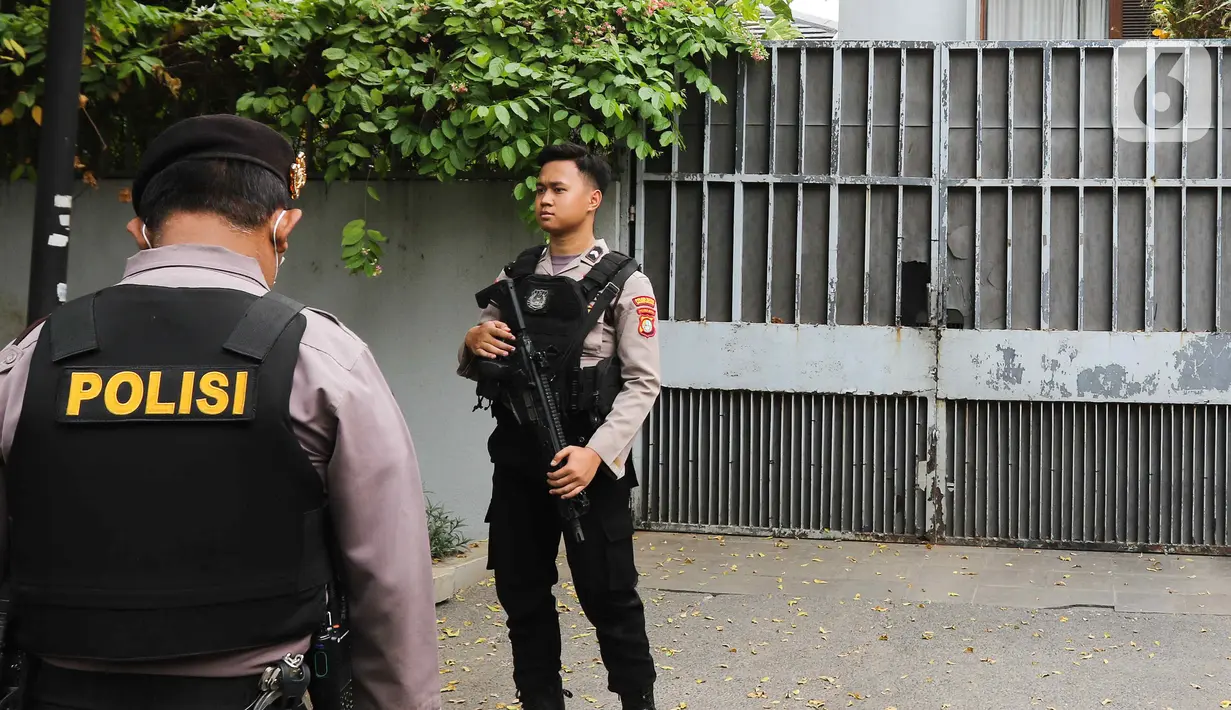 Personel kepolisian melakukan pengamanan saat penggeledahan di salah satu kediaman Ketua KPK Firli Bahuri di kawasan Jalan Kertanegara, Jakarta, Kamis (26/10/2023). (Liputan6.com/Herman Zakharia)