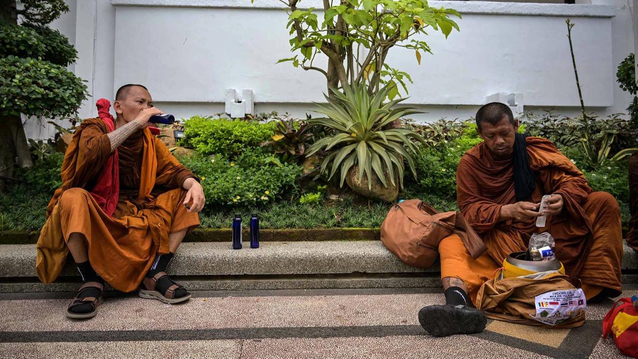 FOTO: Biksu Empat Negara Jalan Kaki Menuju Borobudur Suarakan Perdamaian