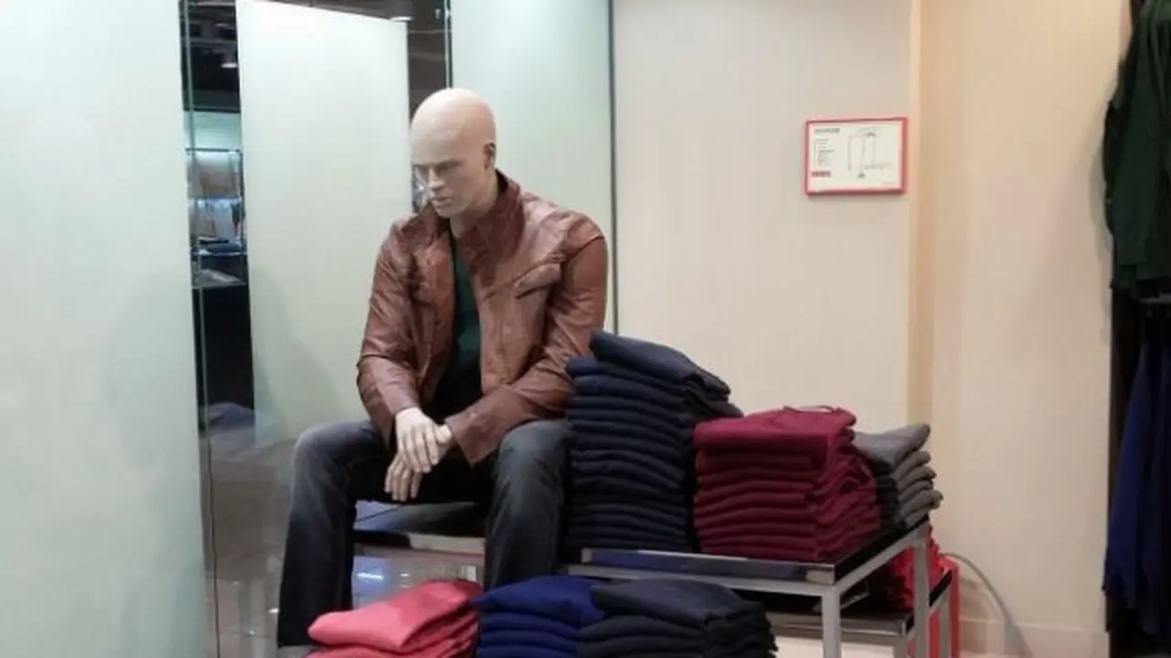 6 Pose Manekin Gaya Orang Kerja Ini Nyentrik Banget, Kocak