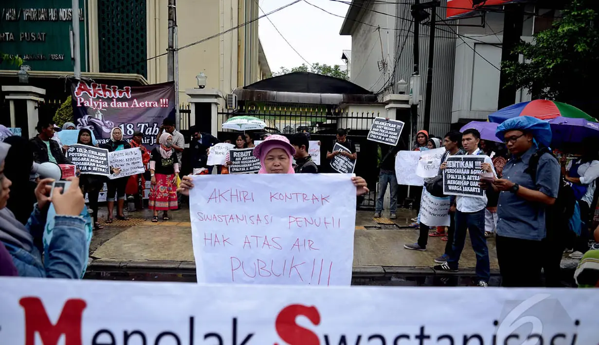 Sejumlah aktivis melakukan aksi penolakan swastanisasi air di depan Pengadilan Negeri, Jakarta Pusat, Selasa (13/1). (Liputan6.com/Faizal Fanani)