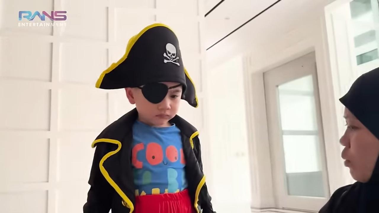 Potret Rayyanza Antusias Unboxing dan Coba Kostum Halloween, Gemas Banget Jadi Drakula Hingga Bajak Laut