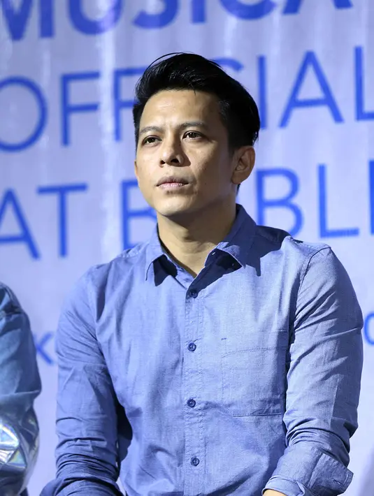 "Ya itu dehidrasi, mood juga. Saat naik ke atas panggung memang harus senangkan semua orang yang nonton. Kalau puasa mood kan agak beda karena kondisi perut kosong," ujar Ariel. (Nurwahyunan/Bintang.com)