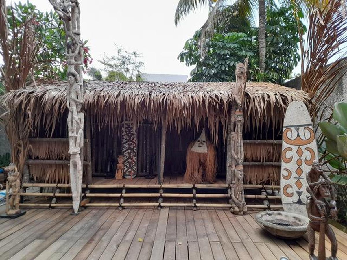 Instalasi rumah jew khas suku Asmat di pameran bertajuk Asamanam yang berlokasi di kantor Han Awal &amp; Partners, Bintaro, Tangerang Selatan. (dok. Liputan6.com/Dinny Mutiah)