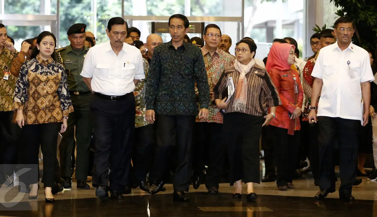 Presiden Jokowi (tengah) didampingi sejumlah Menteri dan pejabat terkait saat meninjau persiapan KTT OKI di Jakarta Convention Center (JCC), Jakarta, (4/3). KTT OKI akan berlangsung selama dua hari. (Liputan6.com/Faizal Fanani)