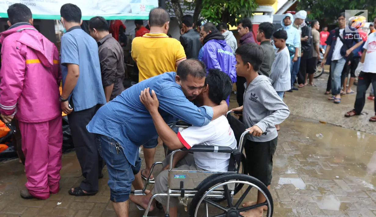 Keluarga korban berpelukan ketika berusaha mencari keluarga mereka yang meninggal akibat gelombang Tsunami Anyer di Puskesmas Carita, Banten, Minggu (23/12). BNPB dan pemerintah daerah masih melakukan tanggap bencana darurat. (Liputan6.com/Angga Yuniar)