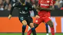 <p>Bek Bayer Leverkusen Odilon Kossounou berebut bola dengan gelandang Atletico Madrid Alvaro Morata dalam matchday kedua Grup B Liga Champions di BayArena, Rabu (14/9/2022) dini hari WIB. Bertandang ke markas Bayer Leverkusen, Atletico Madrid tumbang dengan skor 0-2. (Photo by Sascha Schuermann / AFP)</p>