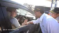 Menteri Perhubungan (Menhub) Budi Karya Sumadi tengah berbincang dengan pengguna kendaraan roda empat di Jalan Tol.