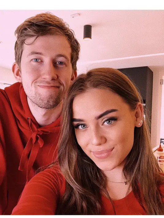 Momen Kebersamaan Alan Walker dan Kekasih yang Selalu Romantis (sumber:Instagram/viiviniemi)