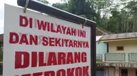 Sebuah plang larangan merokok nampak tertera di kawasan wisata religi Makam Waliyulloh Pamijahan, Tasikmalaya, Jawa Barat. (Liputan6.com/Jayadi Supriadin)