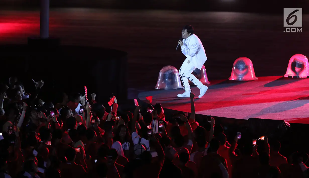 Grup Band GIGI tampil membawakan lagu saat malam penutupan Asian Games 2018 di Stadion GBK, Jakarta, Minggu (9/2). Penampilan  grup band GIGI yang mengenakan baju serba putih berhasil membuat penonton bersemangat. (Liputan6.com/Helmi Fithriansyah)