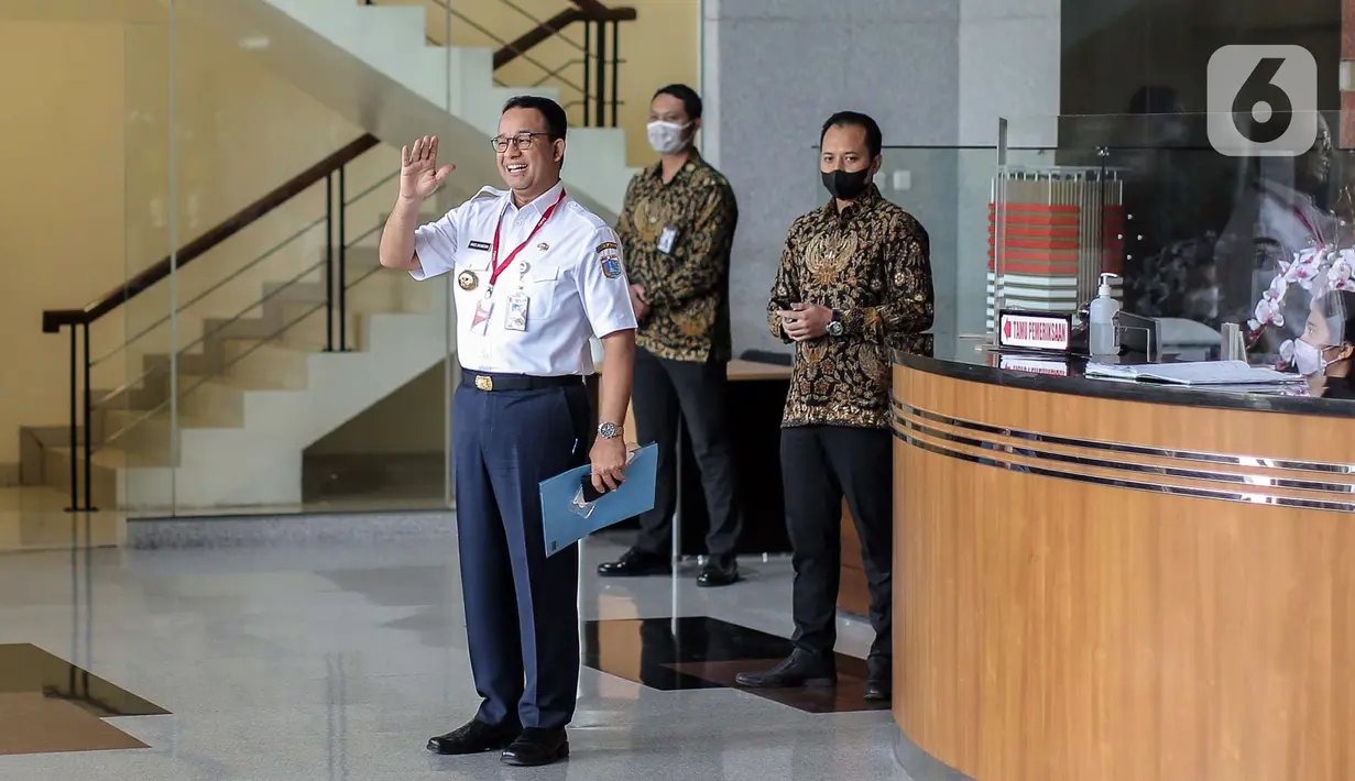 Gubernur DKI Jakarta Anies Baswedan melambaikan tangan saat tiba di Gedung KPK, Jakarta, Rabu (7/9/2022). Anies Baswedan dipanggil untuk menjalani pemeriksaan terkait laporan dugaan korupsi pada penyelenggaraan Formula E Jakarta. (Liputan6.com/Faizal Fanani)