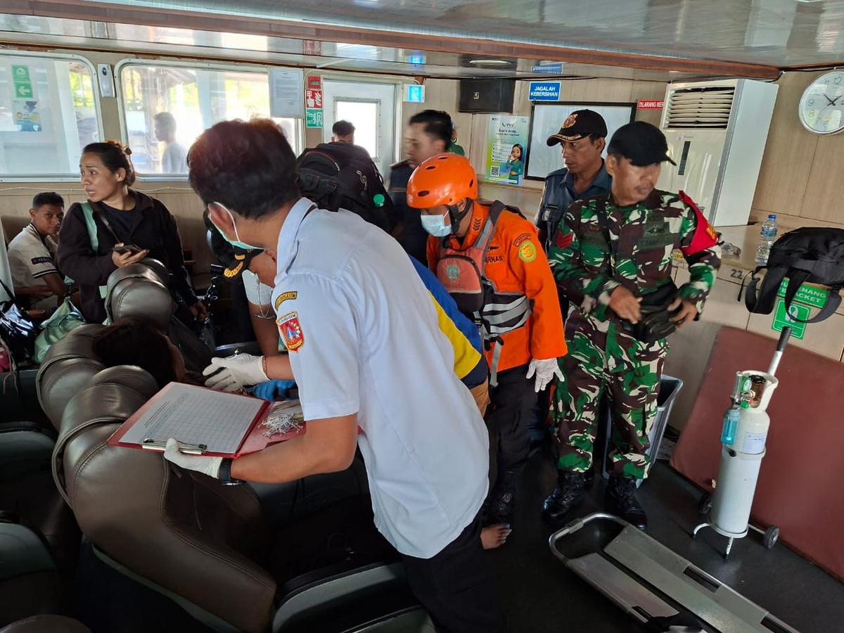 Penumpang dan ABK dievakuasi dari KMP Putri Yasmin, Rabu (12/8). (Dokumen Humas Basarnas Bali).