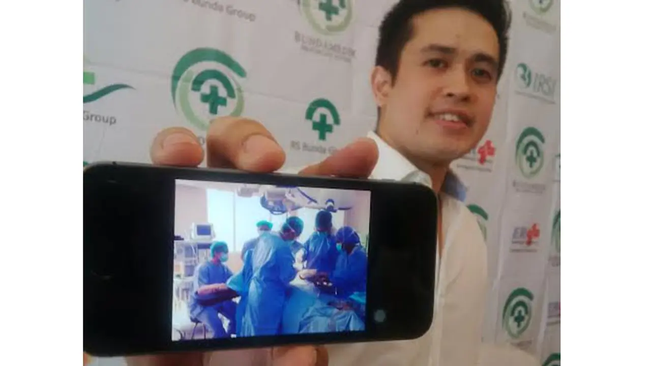 Olla Ramlan melahirkan anak perempuan