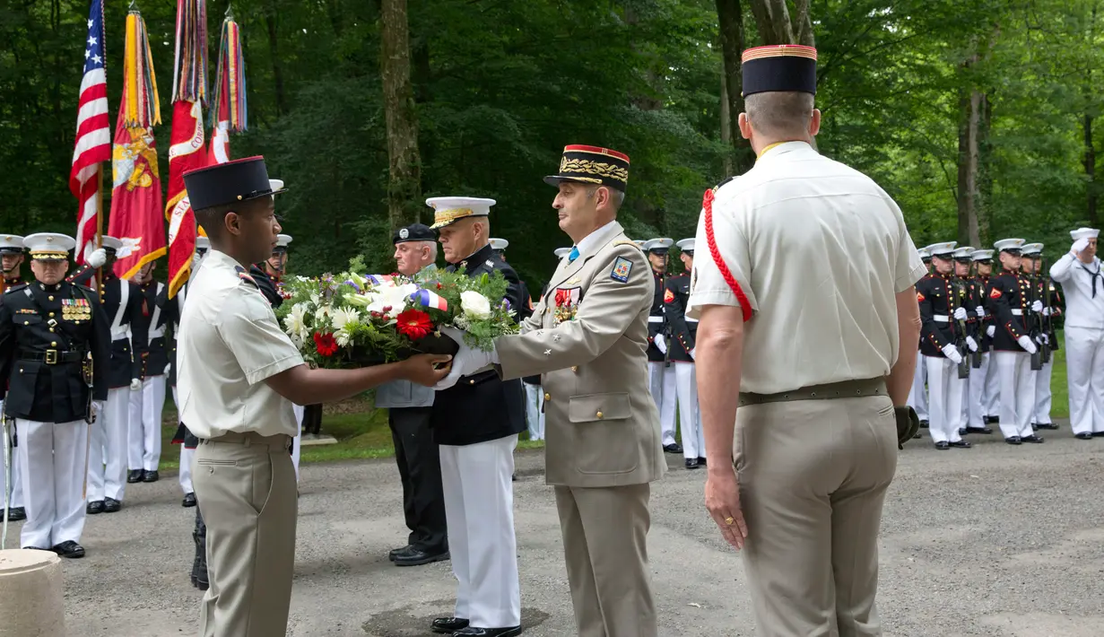 Perwakilan militer dari Amerika Serikat, Perancis dan Jerman menempatkan karangan bunga di Pemakaman Amerika Aisne-Marne saat Hari Peringatan Perang Dunia I di Belleau, Prancis (27/5). (AP Photo / Virginia Mayo)