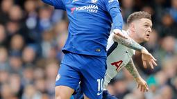 Pemain Chelsea Eden Hazard berebut bola dengan pemain Tottenham Hotspur Kieran Trippier saat pertandingan Liga Inggris di Stamford Bridge, London (4/1). Chelsea harus menelan kekalahan di kandang sendiri dengan skor 1-3. (AP Photo / Frank Augstein)
