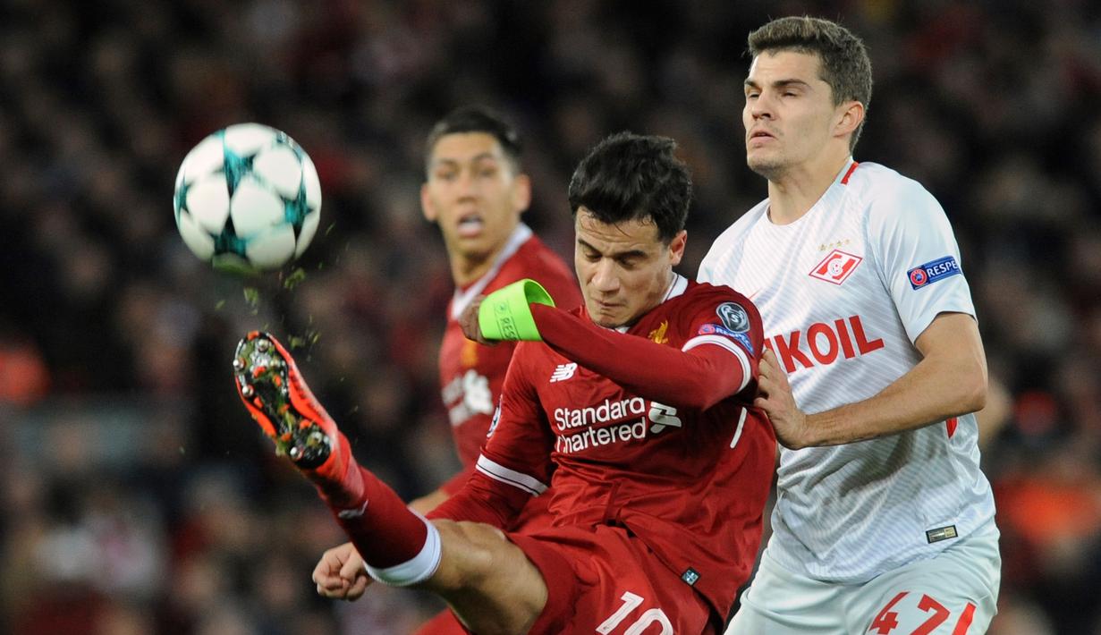 Pemain Liverpool, Philippe Coutinho, berebut bola dengan pemain Spartak Moscow, Roman Zobnin pada matchday terakhir Grup E Liga Champions di Stadion Anfield, Kamis (7/12). Liverpool berpesta gol menggilas Spartak Moskow 7-0. (AP/Rui Vieira)