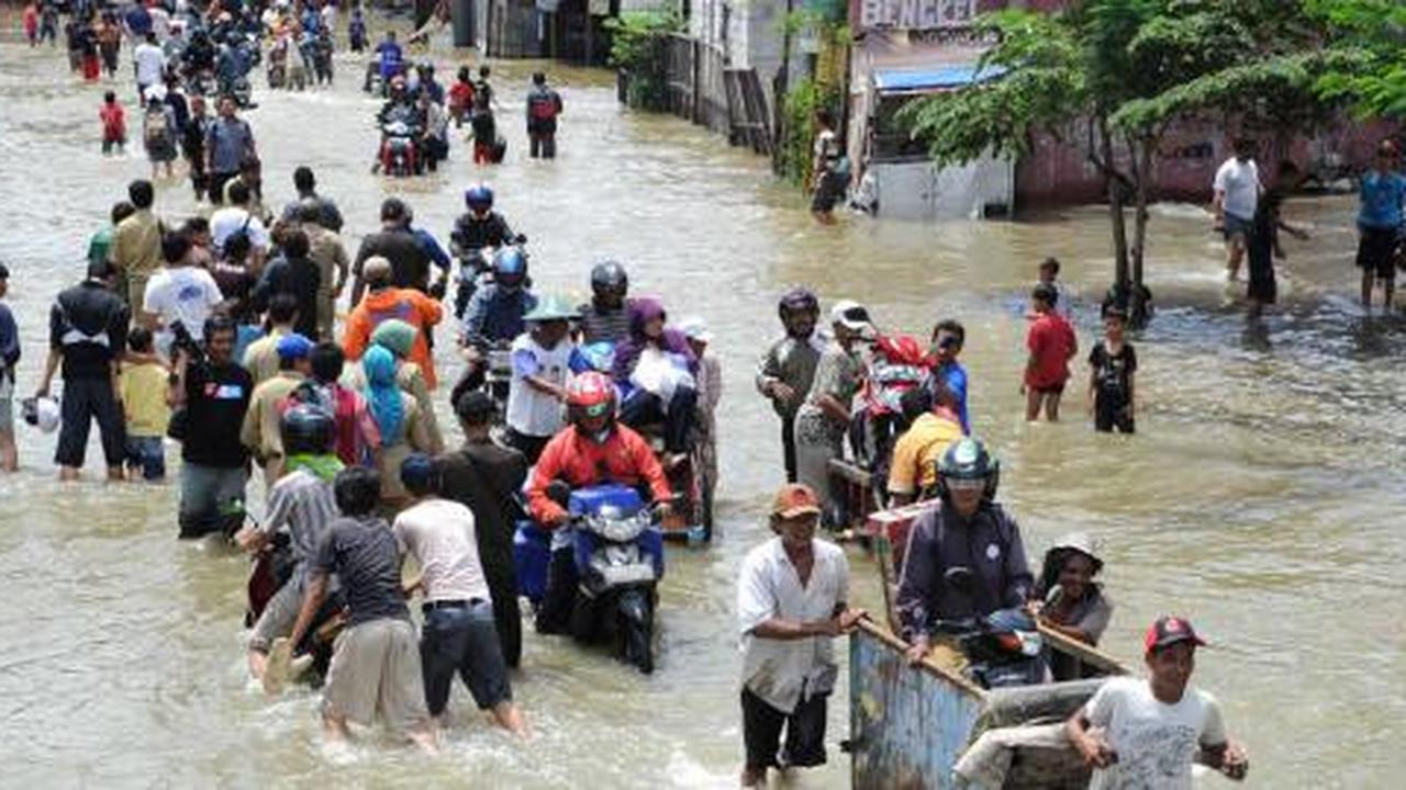Warga Bekasi panik diserang banjir susulan