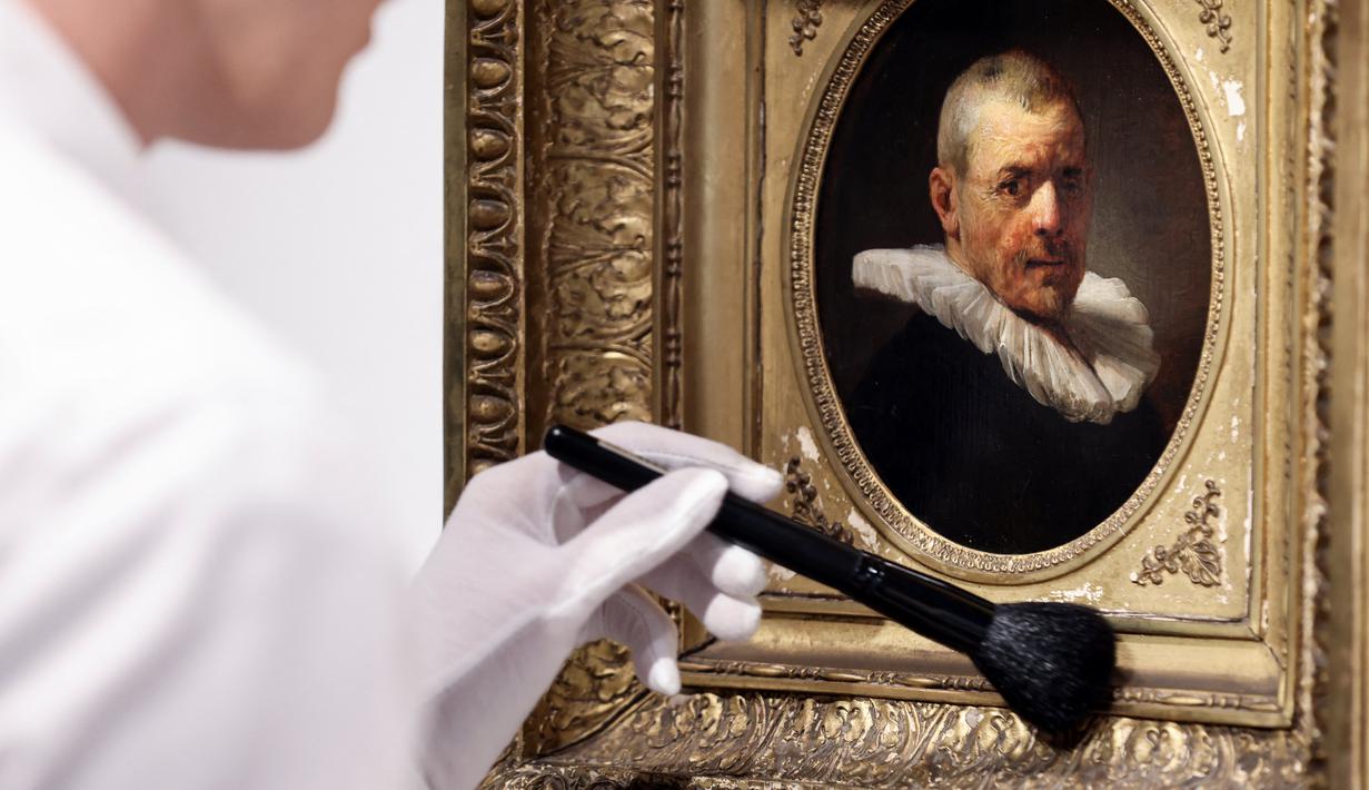 "Saya pertama kali menemukan gambar-gambar ini beberapa tahun yang lalu dalam sebuah penilaian rutin dan saya tidak bisa berkata apa-apa," kata Henry Pettifer, Wakil Ketua Internasional untuk Lukisan Old Master di Christie's, kepada AFP saat lukisan-lukisan tersebut dipamerkan di Amsterdam. (Kenzo TRIBOUILLARD / AFP)