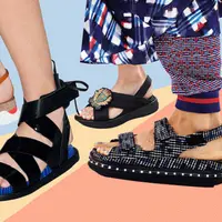 Nggak ribet, sendal ini bikin tampilan kamu makin keren. (Sumber foto: www.buro247.sg)