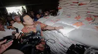 Menteri Perdagangan RI Rahmat Gobel meninjau stok  beras di Gudang Buloq, Jakarta, Senin (15/12/2014). (Liputan6.com/Faizal Fanani)