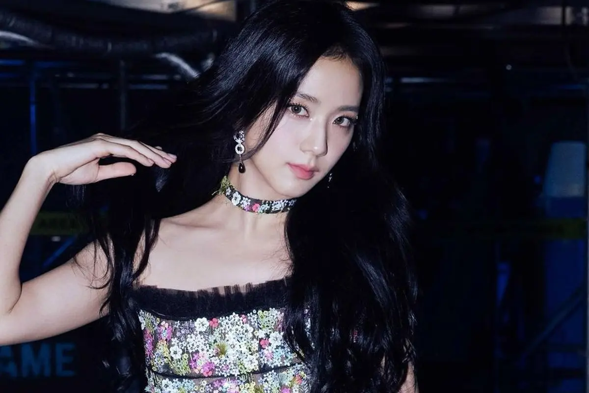 Outfit Panggung yang Elegan dari Jisoo Blackpink