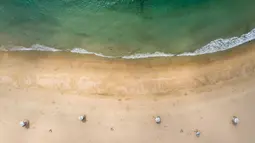 Foto udara memperlihatkan pantai tertutup di Shek O, Hong Kong, Kamis (17/3/2022). Pemerintah Hong Kong mengatakan akan menutup pantai umum untuk mengekang penyebaran virus corona COVID-19. (DALE DE LA REY/AFP)