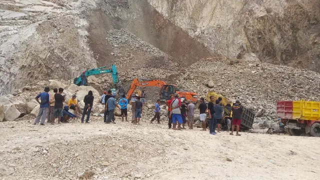 Deti-detik Kawasan Tambang Batu Alam Gunung Kuda Cirebon Longsor Timbun Puluhan Pekerja Hingga Alat Berat