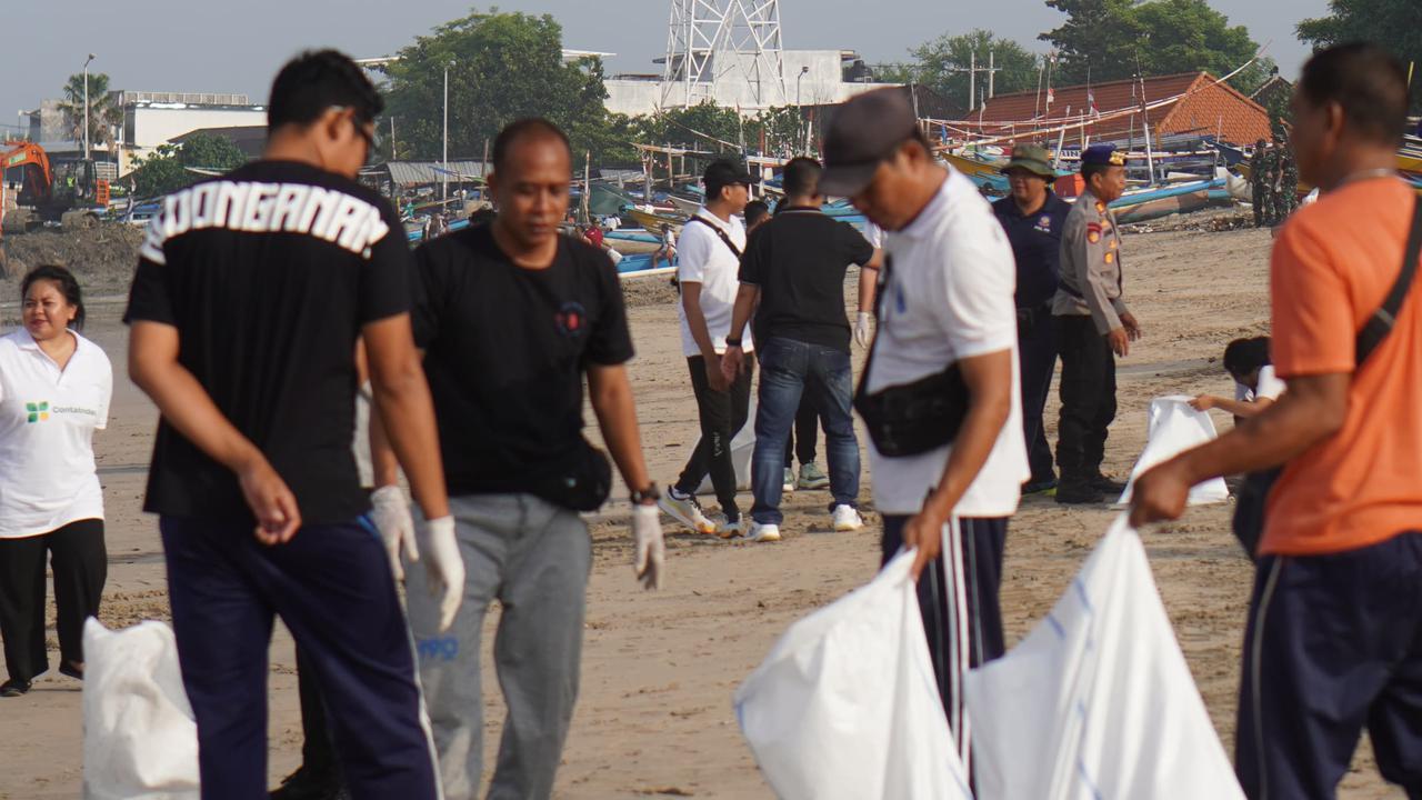 Billy Mambrasar dan Warga Bali Gelar Aksi Bersih Pantai, Kumpulkan 3 Ton Sampah dalam 1 Jam