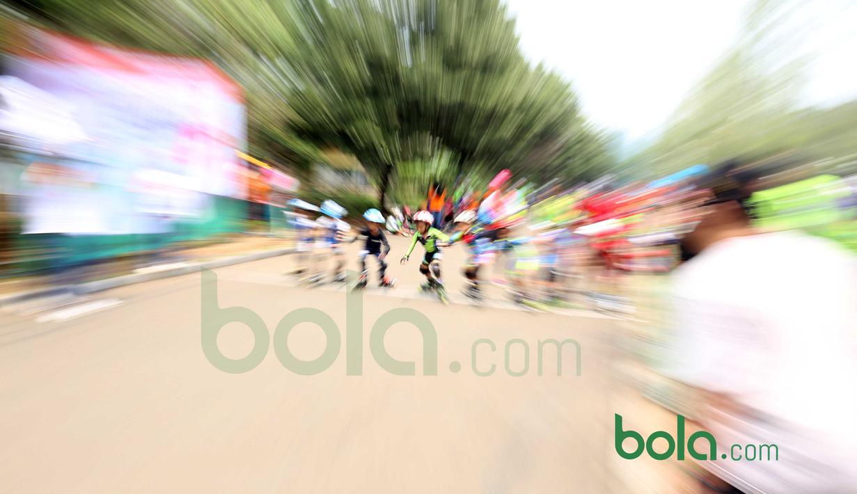 Anak-Anak ikut berpartisipasi dalam kejuaraan Invitasi Sepatu Roda DKI Jakarta di Senayan, Jakarta, Minggu (8/11/2015). Kejuaraan ini diikuti sekitar 39 klub seluruh Indonesia. (Bola.com/Nicklas Hanoatubun).