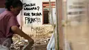 Sebuah tulisan terpampang di dinding rumah di bantaran Kali Ciliwung, Jakarta, Senin (11/1/2016). Jelang eksekusi yang akan dilakukan Pemprov DKI, warga mengambil  barang bangunan yang masih bisa dimanfaatkan kembali. (Liputan6.com/Immanuel Antonius)