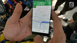 Pemudik bersepeda membuka GPS untuk melanjutkan perjalanan menuju Jalan Raya Pantura, Cirebon, Jawa Barat, Sabtu (1/6/2019). Anggota komunitas GWCC asal Tangerang ini melakukan mudik tujuan Yogyakarta dan Pacitan dengan menempuh jarak sekitar 800 Km. (Liputan6.com/Herman Zakharia)