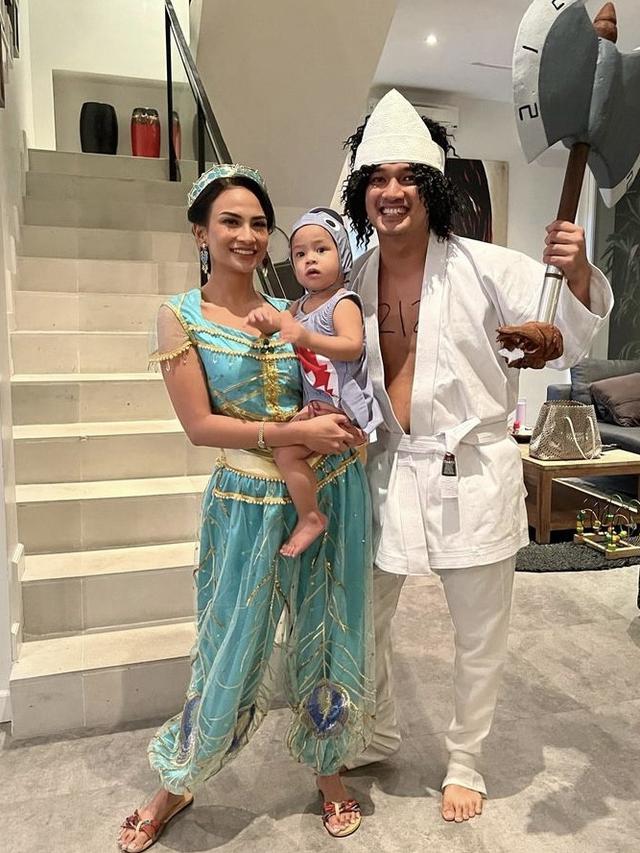 Gala Sky bersama Vanessa Angel dan Bibi Ardiansyah mengenakan kostum pada perayaan pesta Halloween.