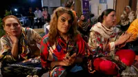Komunitas transgender menghadiri kebaktian di gereja pertama Pakistan di Karachi, pada hari Jumat, 13 November 2020. (Foto: AP / Fareed Khan)