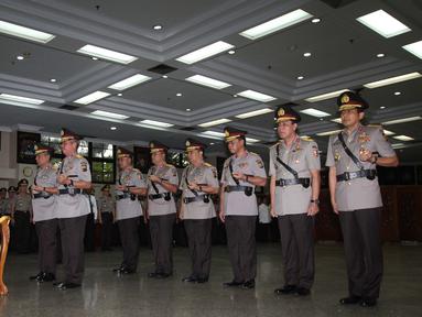 Kapolri Jenderal Pol Badrodin Haiti (kiri) menyaksikan penandatanganan berkas serah terima jabatan oleh Kapolda Banten Irjen Boy Rafli Amar (kanan) saat sertijab lima Kapolda di Mabes Polri, Jakarta, Kamis (21/3). (Liputan6.com/Gempur M Surya)
