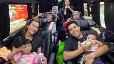 Thariq Halilintar, paman dari Ameena dan Azura, mengajak keponakan-keponakannya untuk berwisata ke Fauna Land Ancol. Mereka didampingi oleh Aaliyah Massaid, yang turut serta dalam kegiatan tersebut. (Liputan6.com/IG/@aaliyahmassaid)